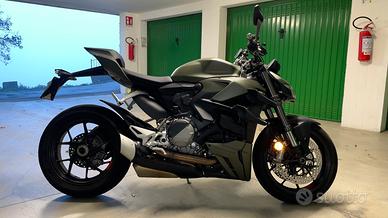 Ducati streetfighter v2 green storm