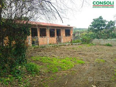 Rustico con terreno a Fiumefreddo - Altro
