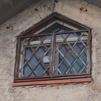 Grate apribili in ferro e finestre in alluminio