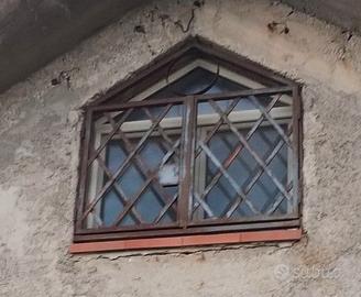 Grate apribili in ferro e finestre in alluminio