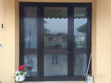 porta in alluminio con zanzariera