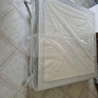 Tavolino da salotto sagomato bianco e argento