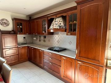 Cucina Berloni con top in marmo di Carrara e gas 