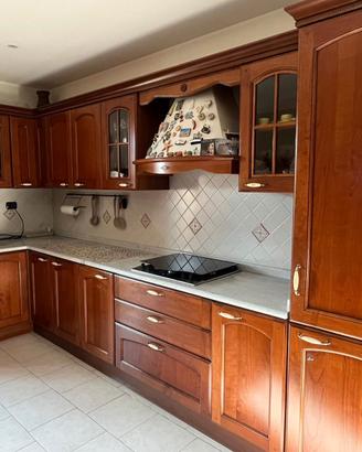 Cucina Berloni con top in marmo di Carrara e gas 