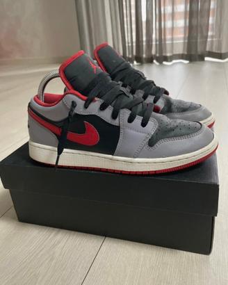 Jordan 1 low nere grige e rosse