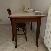 Tavolo e 4 sedie