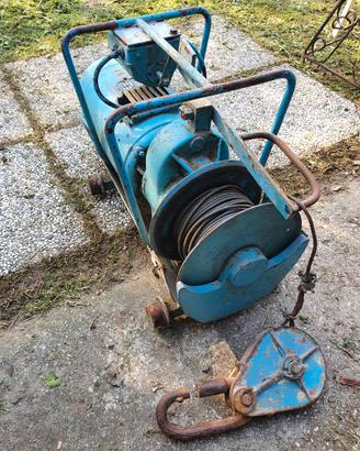 Montacarichi con cavalletti a carrello