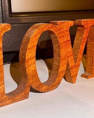 Scritta “LOVE” in legno