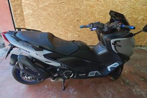 Yamaha T-max 560