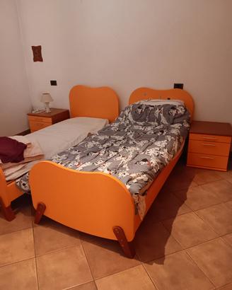 2 letti arancioni , reti a doghe regolabili. Come 