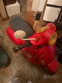 Vespa rossa per bambini elettrica