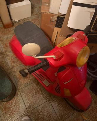 Vespa rossa per bambini elettrica