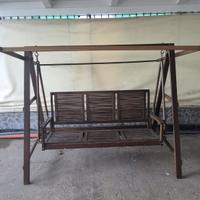 Dondolo di legno per il giardino e per il terrazzo
