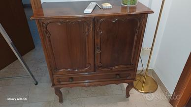 mobiletto in noce a due ante con due ripiani