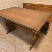 Tavolo in legno con panca apribile e sedie