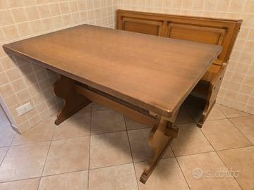 Tavolo in legno con panca apribile e sedie