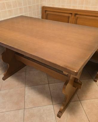Tavolo in legno con panca apribile e sedie