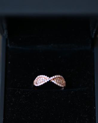 Anello con design infinito con diamante rosa...