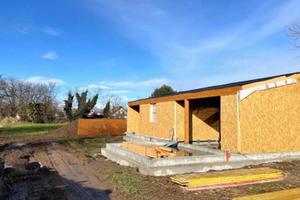 VILLA SINGOLA IMMERSA NEL VERDE - moderna e ver...