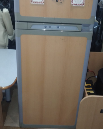 Frigorifero trivalente per camper