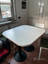 Tavolo 100x90 in laminato bianco + 5 sedie