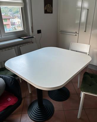 Tavolo 100x90 in laminato bianco + 5 sedie