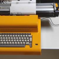 Macchina da scrivere elettrica Olivetti 