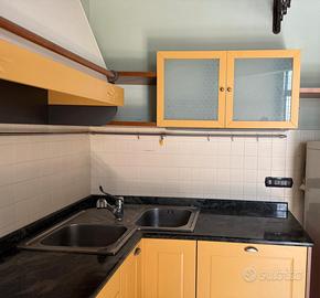 Cucina Aiko angolare con cappa/dispensa e luce int