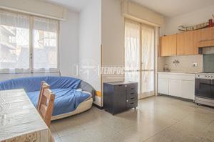 2 LOCALI CON BALCONE IN CENTRO VICINO AL MARE