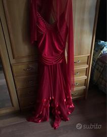 Abito  elegante  rosso con copri spalle