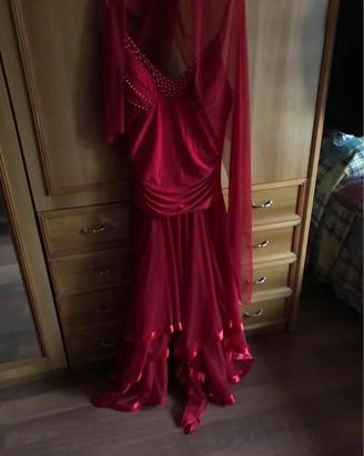 Abito  elegante  rosso con copri spalle