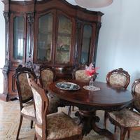 Credenza soggiorno più tavola con le sedie. 