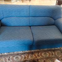 Due divani (due e tre posti) in stoffa blu