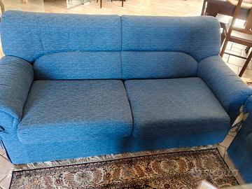 Due divani (due e tre posti) in stoffa blu
