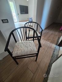 Coppia di sedie vintage in legno nero con cuscini