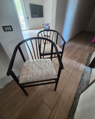 Coppia di sedie vintage in legno nero con cuscini