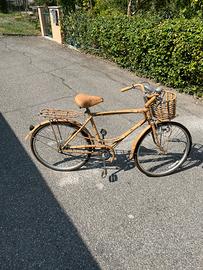 bicicletta rivestita in midollino