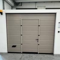 Portone sezionale tortora con porta 2500 x H 2150