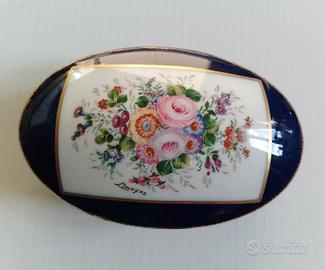 Portagioielli in fine porcellana.