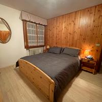 Letto in legno con rete a doghe ben conservato