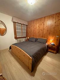 Letto in legno con rete a doghe ben conservato