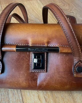 Pochette NeroGiardini in pelle marrone