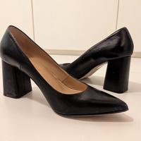 Décolleté in pelle nera, tacco 8