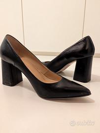 Décolleté in pelle nera, tacco 8