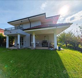 A 10 minuti dalla dogana di Chiasso, Villa