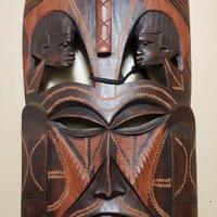 Maschera decorativa Africana con pugnali di legno.