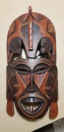 Maschera decorativa Africana con pugnali di legno.