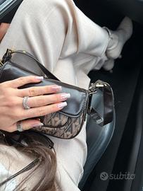 Anello sul terzo dito