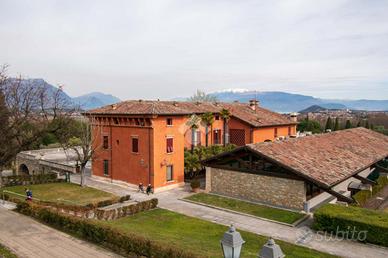 VILLA A SCHIERA A SOIANO DEL LAGO