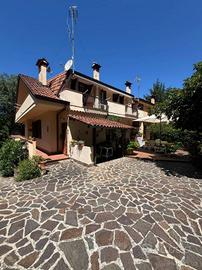 Elegante porzione di bifamiliare su due livelli co